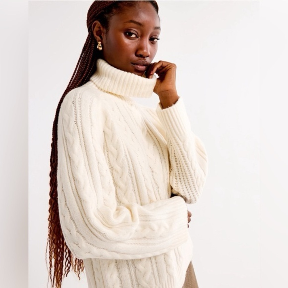 ABERCROMBIE & FITCH CABLE KNIT TURTLENECK